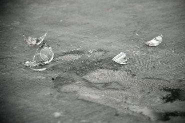 Can you vacuum broken glass.
