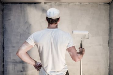 How long should you wait between primer and paint.