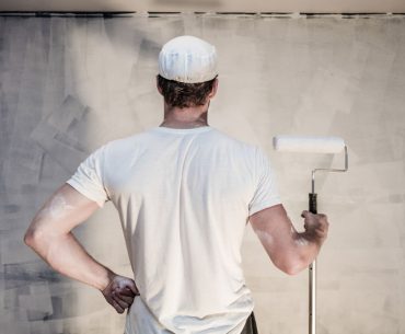 How long should you wait between primer and paint.