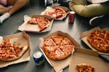 Can you put cardboard pizza box in the oven?