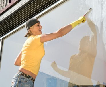 How to clean high windows step by step.
