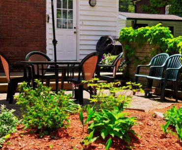 Cleaning oxidized plastic patio chairs,