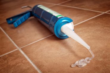 How long does it take for caulking sealant to dry.