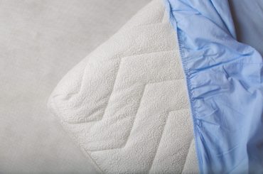 Flat sheets vs. fitter sheets: Pros and cons.