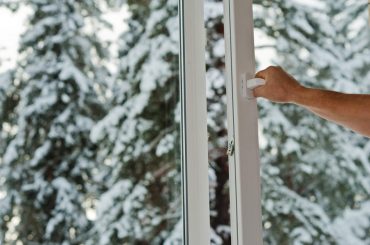 Opening a window in the winter: What the benefits are.