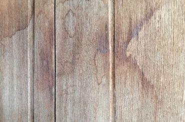 Dark water stains in wood: How to remove them.