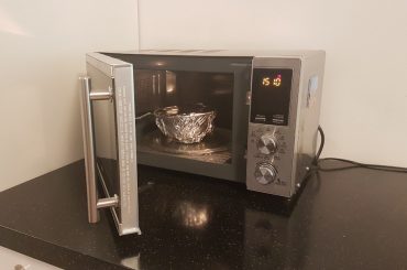 Can you put aluminum foil in the microwave?