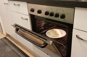 Putting a ceramic plate in the oven: Can you do it?