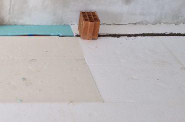 Using EPS and XPS insulation boards to effectively insulate different parts of a floor.