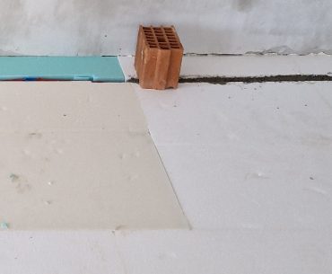 Using EPS and XPS insulation boards to effectively insulate different parts of a floor.